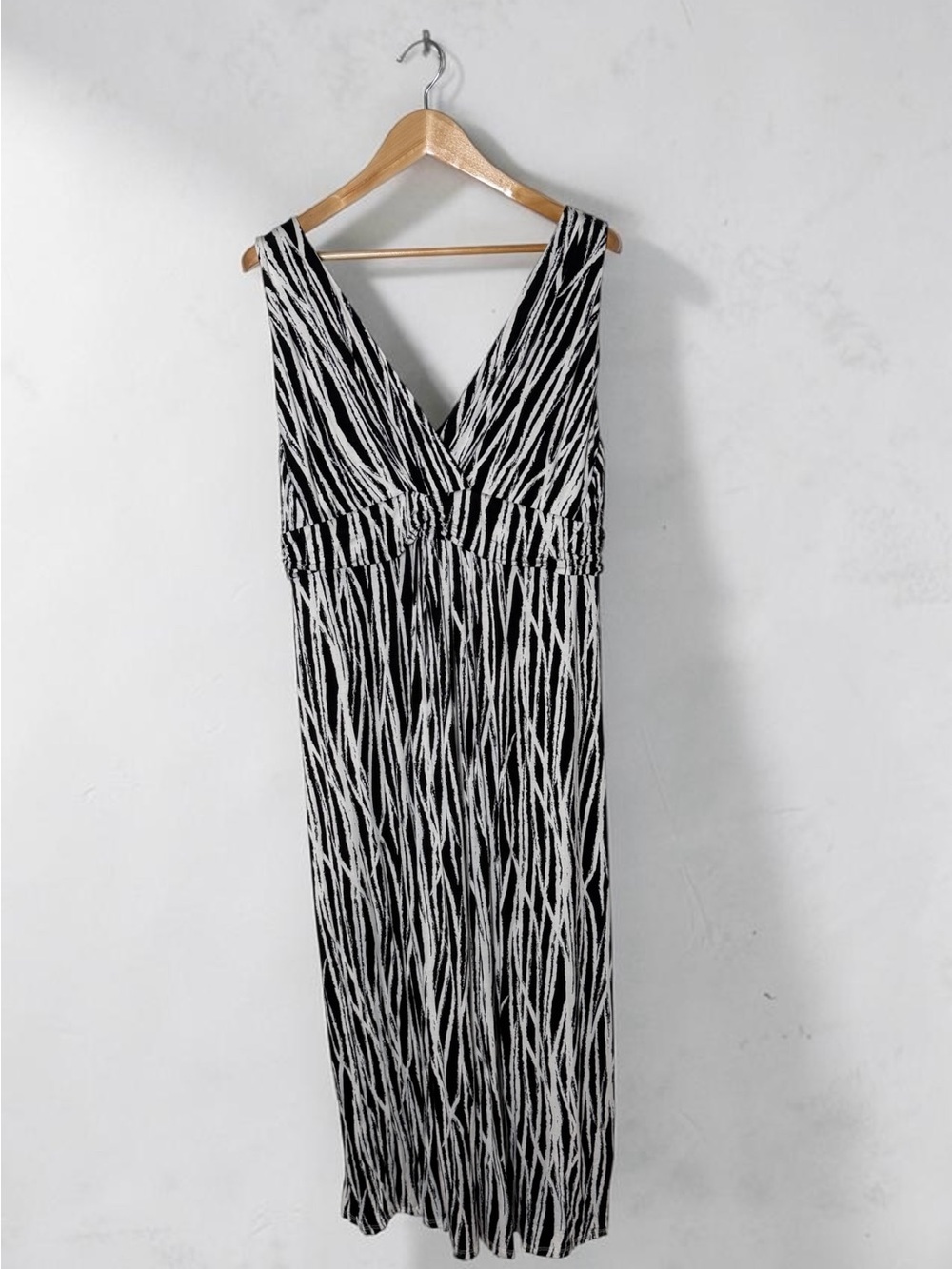 Chelsea and Theodore Black and White Sleeveless Maxi Dress, Size Large